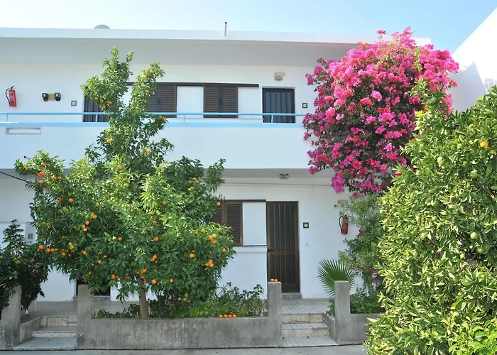 Yiannis Yard & Ξενοδοχείο με διαμερίσματα 3*