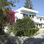 Yiannis Yard & Apartahotel 4*