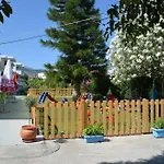 Yiannis Yard & 4* Cos