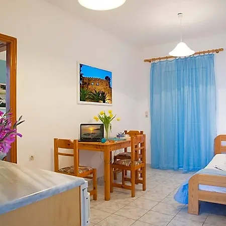 Yiannis Yard & 4* Cos