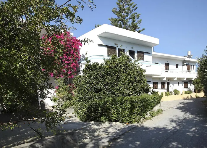 Yiannis Yard & Aparthotel 3*