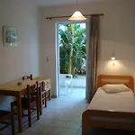 雅尼斯庭院套房公寓 4*