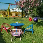 雅尼斯庭院套房公寓