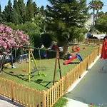 雅尼斯庭院套房公寓 4*